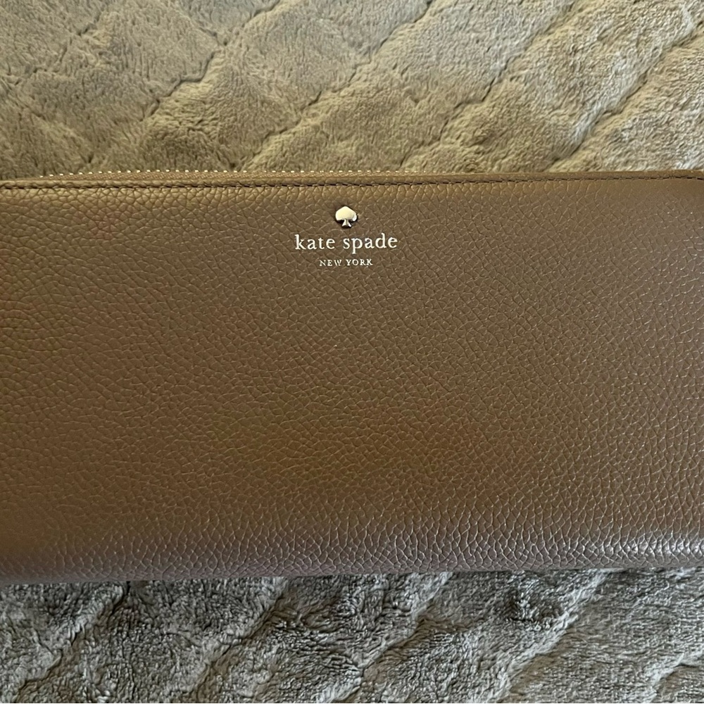 Kate Spade Textured Brown Leather Large Accordion Wallet. Zipper closure.
